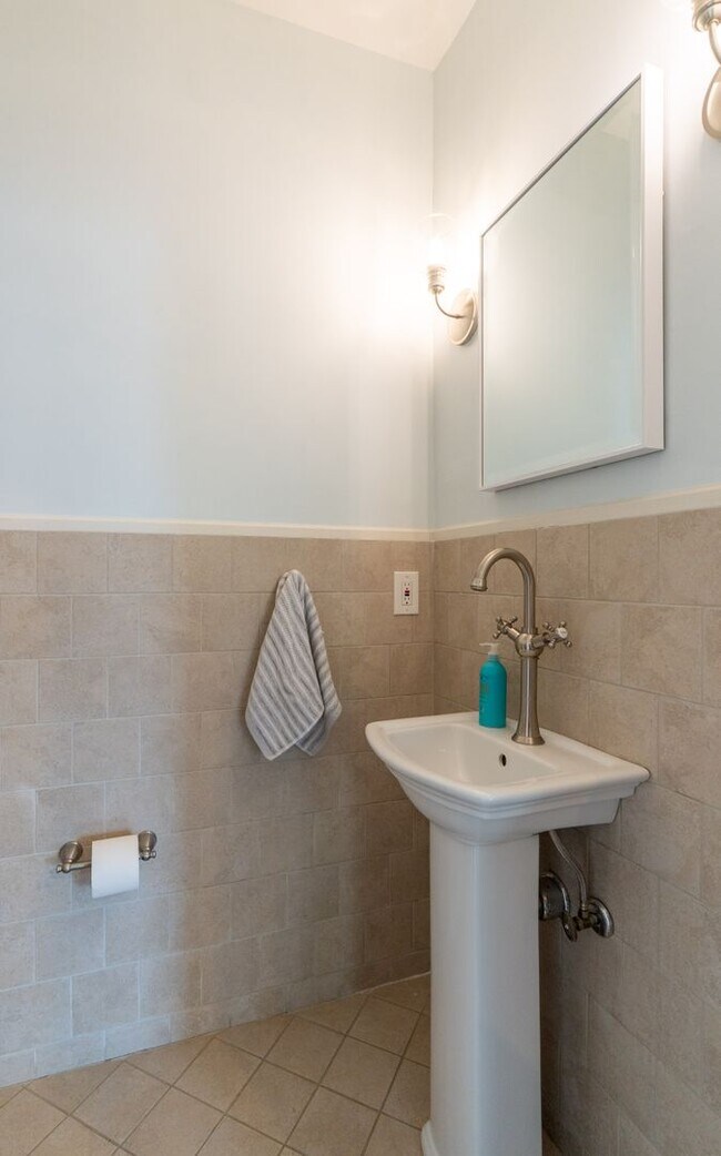 Building Photo - Amazing Property with Great Location
