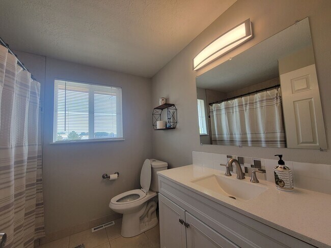 Building Photo - Newly Renovated Townhouse - Pet Friendly!!