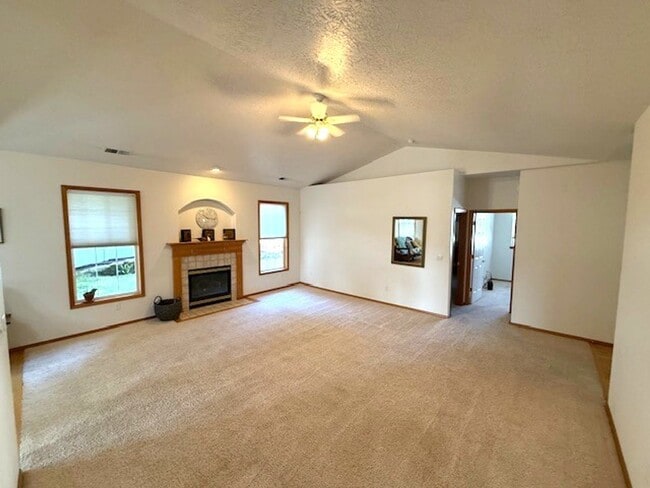Building Photo - 4-bedroom 2.5 Bath McMinnville OR 97128