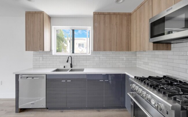 Building Photo - Newer Townhouse Available!