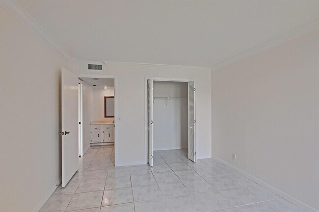 Building Photo - 5390 Woodland Lakes Dr