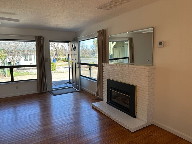 Building Photo - New listing! Beautifully maintained home in convenient location