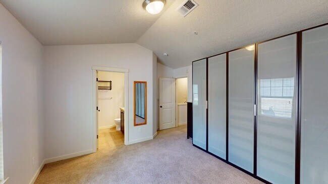 Building Photo - Short Term Lease Available / Beautiful Townhouse in Beaverton by Max Station!