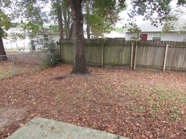 Building Photo - 3/2 brick with fenced backyard in SW Pensa...