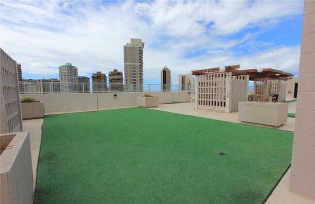 Building Photo - Spacious, pet friendly, Summer Palace unit...