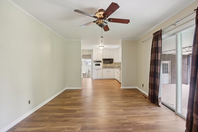 Building Photo - 8024 Regency Dr