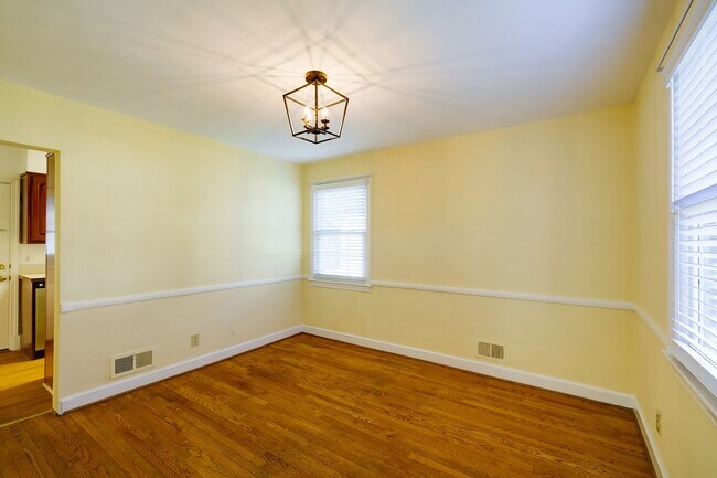 Building Photo - Charming 3BR/2BA Home with Bonus Room, Sunroom & Private Driveway – Prime Hyattsville Location!