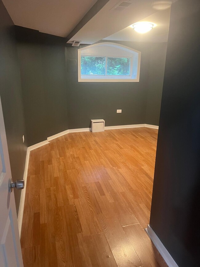 Building Photo - 6164 N Hamilton Ave