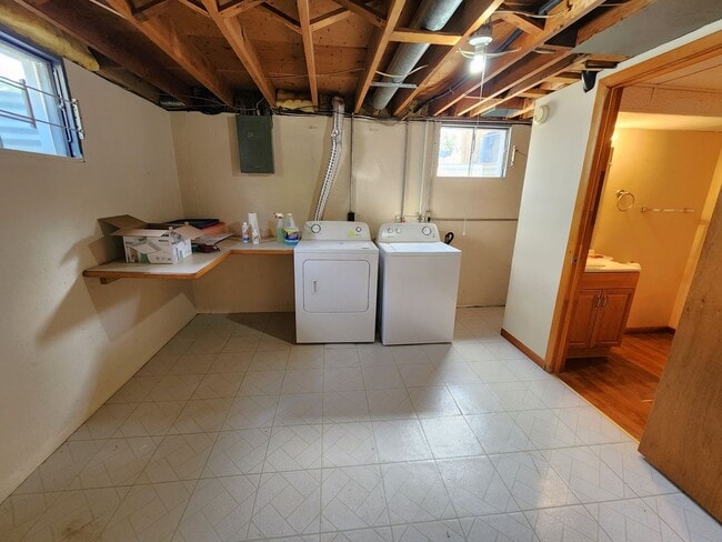 Building Photo - Beaufiful 3 bedroom rancher with attached ...