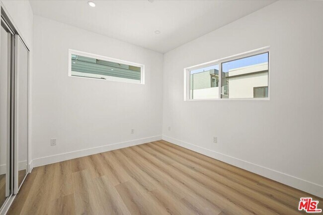 Building Photo - 914 N Hudson Ave