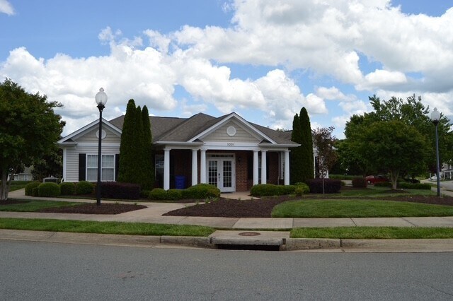 Building Photo - 623 Oakfield Tr