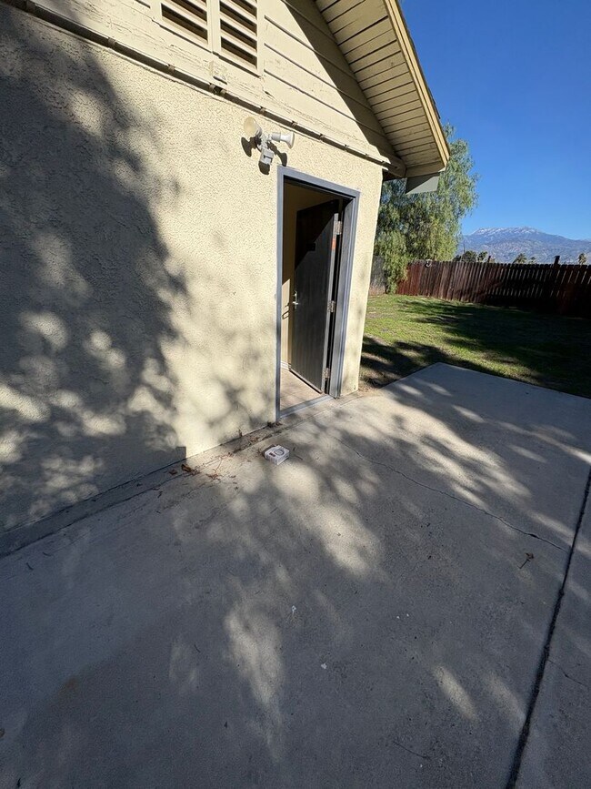 Building Photo - FOR RENT!! AVAILABLE 12/20/2025