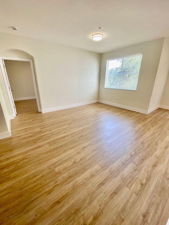 Building Photo - Greenhills-11032