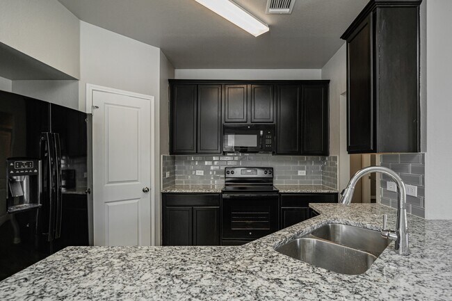 Building Photo - 611 Fallbrook Dr