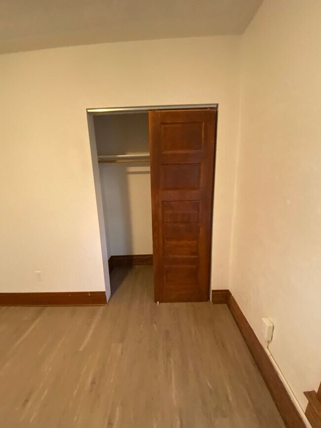 Building Photo - 2110 Grove Cir W