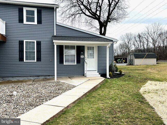 Building Photo - 636 W Penn Ave