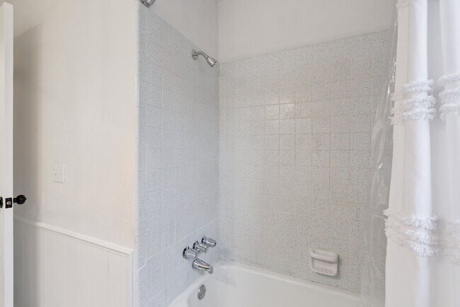 Building Photo - 3-Bedroom Home Near Dining, Shopping & Broadway Extension