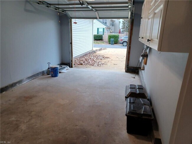 Building Photo - 1332 Lake Dr