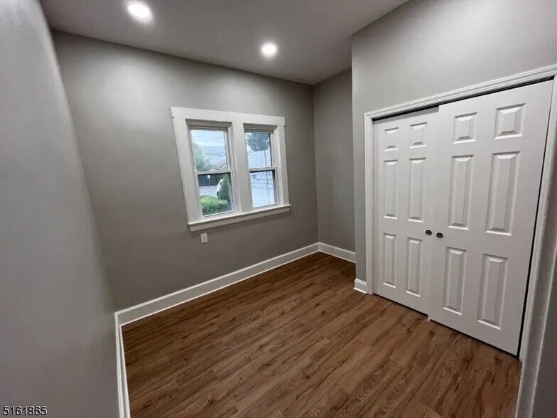 Building Photo - 339 Valley Brook Ave