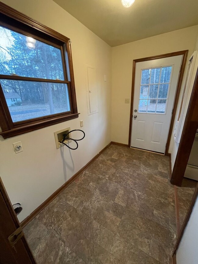 Building Photo - 3 Bedroom Rancher