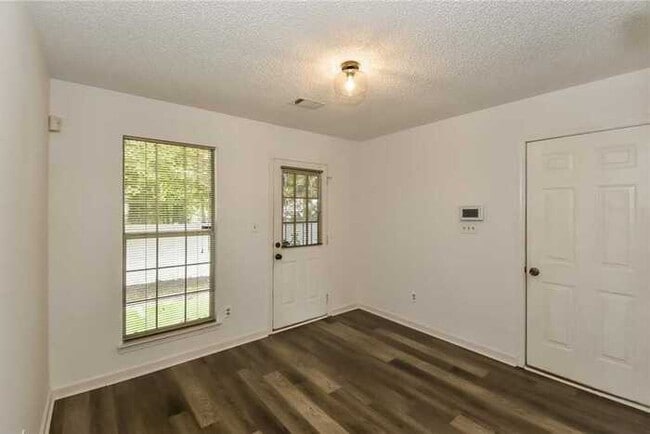 Building Photo - Fantastic 3bd/2ba home! Coming soon!