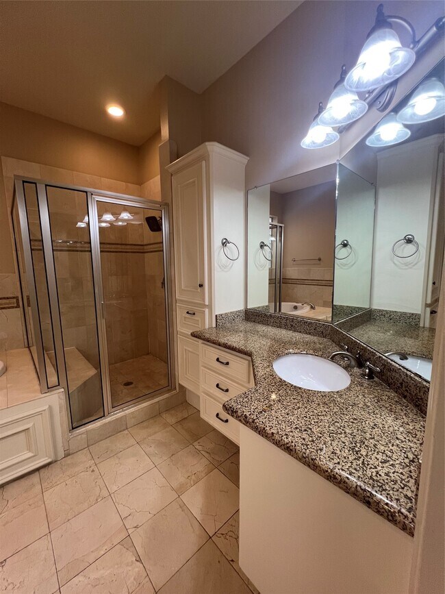Building Photo - 2330 Camden Dr