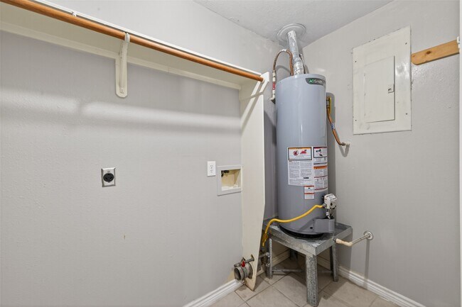 Building Photo - 210 N Shirley Ln