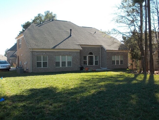 Building Photo - Large executive home in Ballanmoor Community