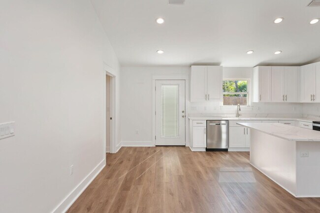 Building Photo - 68 Iris Ln