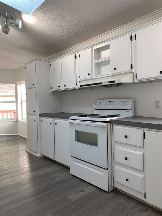 Building Photo - Smart Living, Smart Choice - manufactured 3bd/2Ba home w/detached garage!