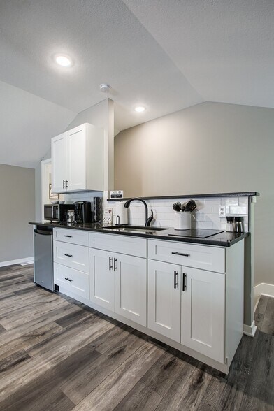 Building Photo - 7105 N Walnut St