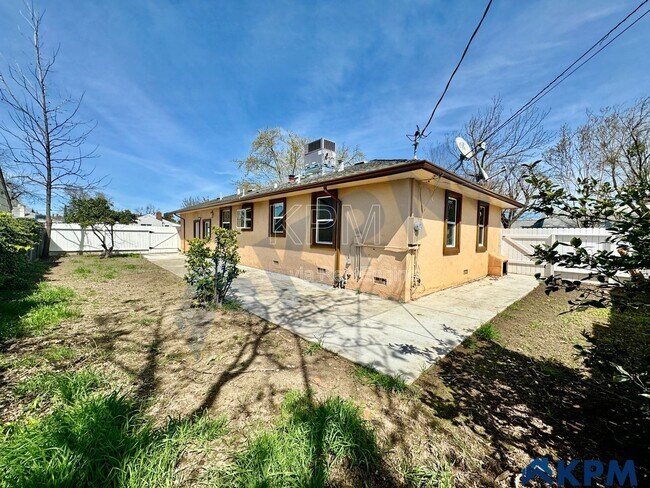 Building Photo - 2037 Lake Dr