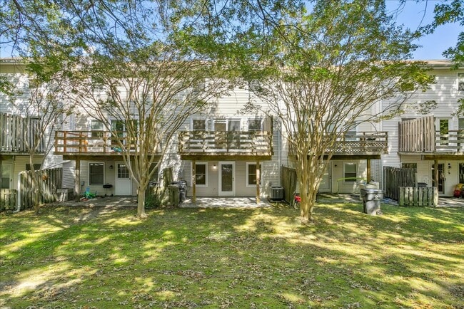 Building Photo - Bright 2 Bedroom Townhome in Williamsburg VA with Finished Lower Level & Private Balcony