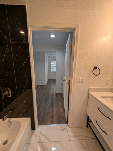 Building Photo - 164 Willow Rd NW