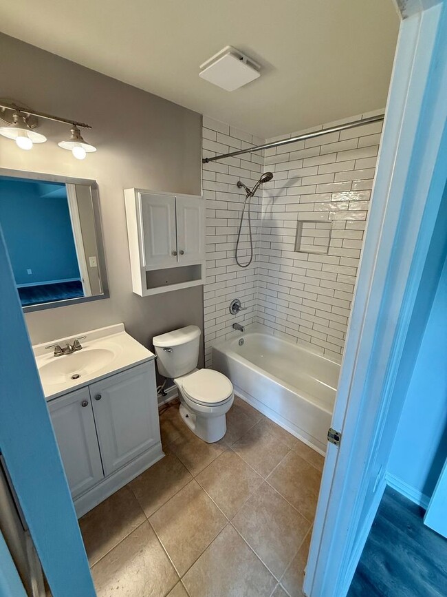 Building Photo - Fully Renovated 2 Bed, 2 Bath Ground-Floor...