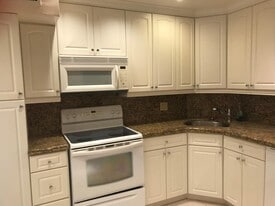 Building Photo - 3300 Spanish Moss Ter