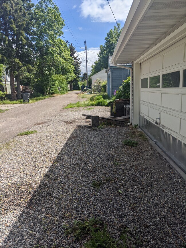 Building Photo - 414 S 12th Ave