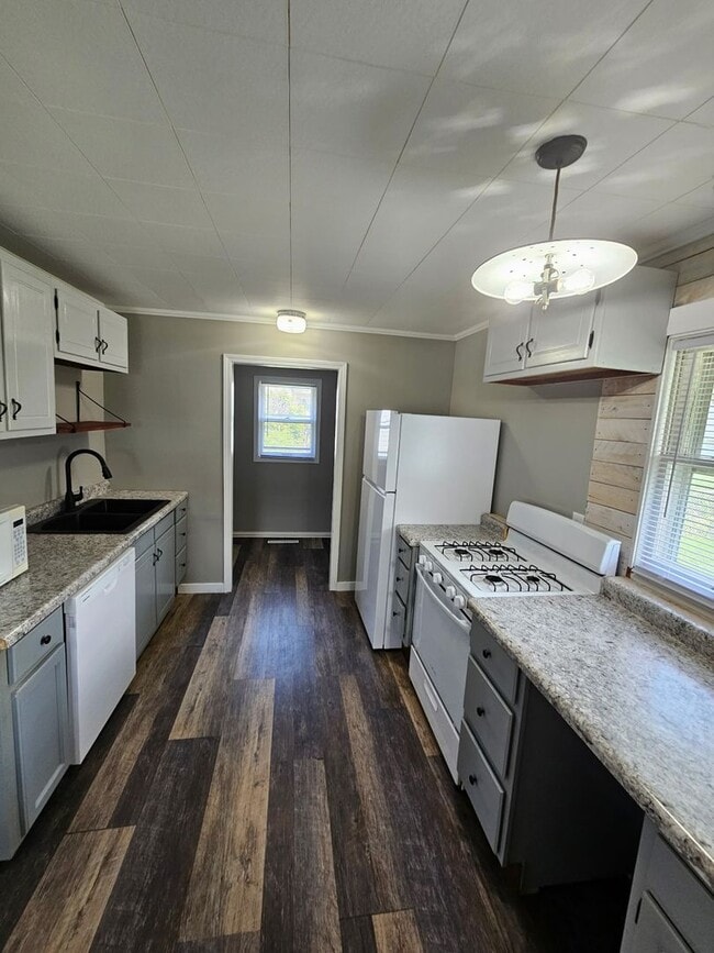 Primary Photo - 2 Bed 1 Bath Home with fenced in yard loca...