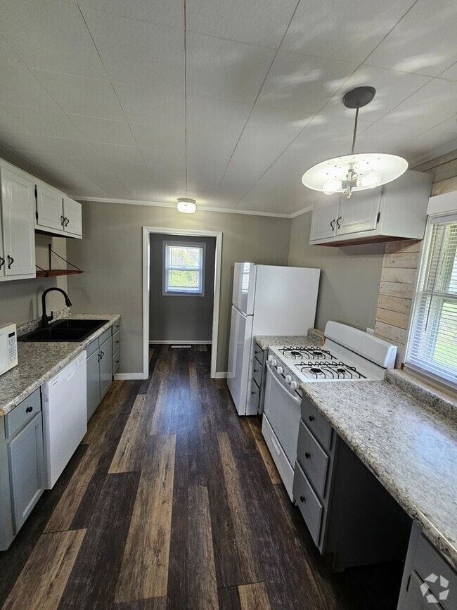 Building Photo - 2 Bed 1 Bath Home with fenced in yard loca...