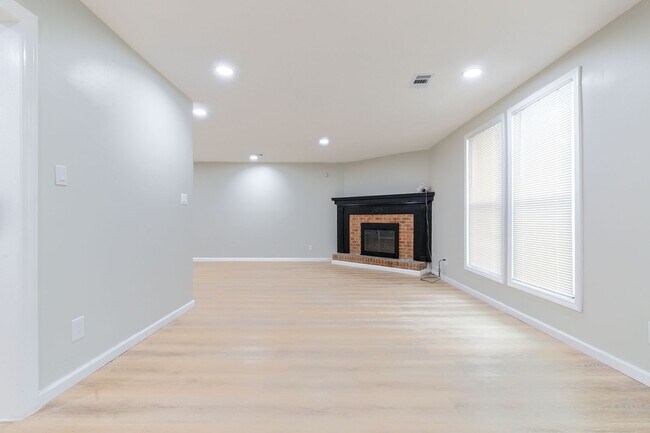 Building Photo - 1000 Rampart Pl