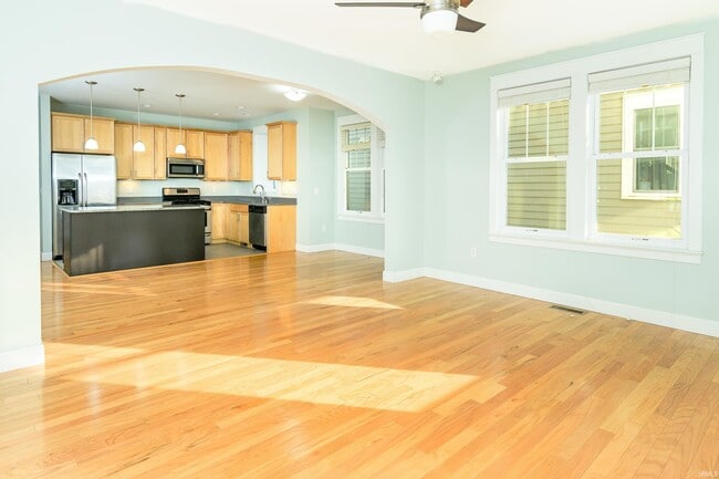 Building Photo - 819 S Morton St