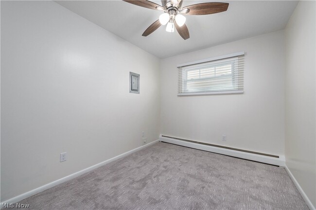 Building Photo - 3844 Edgewater Dr