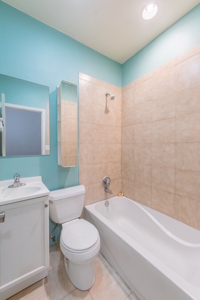 Building Photo - 910 W 19th Pl