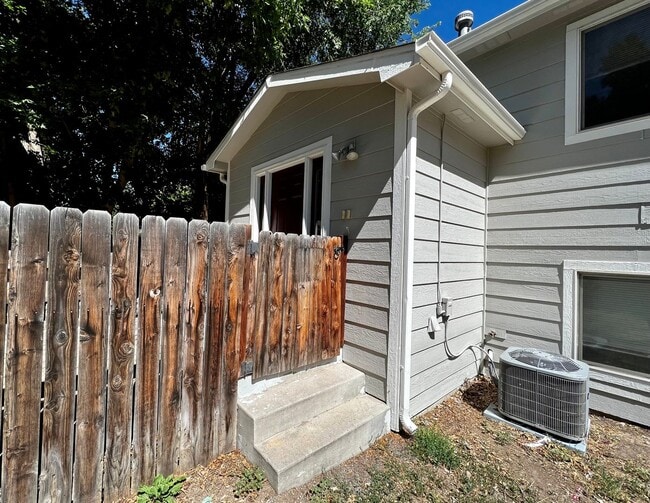 Building Photo - Updated 5 Bed 2 Bath House Near Old Town!