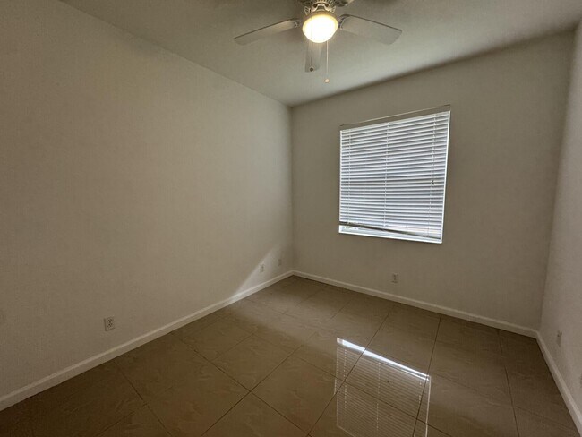 Building Photo - 1804 SW Jamesport Dr