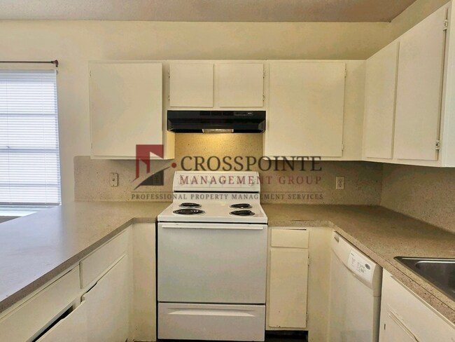 Building Photo - 113-115 Queens Ct
