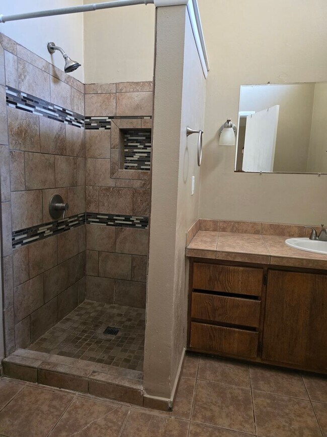 Building Photo - 3 Bedroom 2 Bath Rental