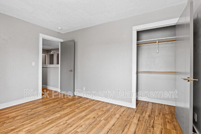 Building Photo - 6018 N Silver Maple Ave