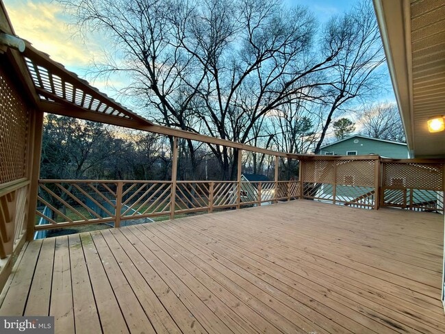 Building Photo - 905 W Poplar Rd