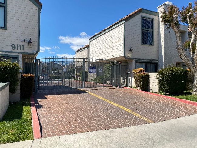 Building Photo - 9111 Lemona Ave